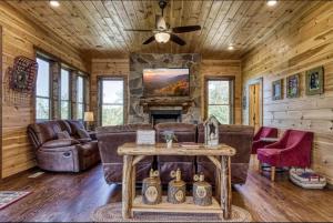 Timber Log Cabin Hot Tub,Pool Table Games MORE