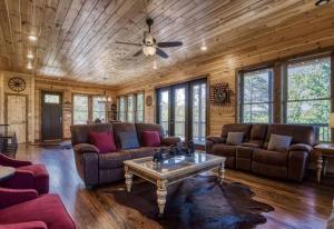 Timber Log Cabin Hot Tub,Pool Table Games MORE