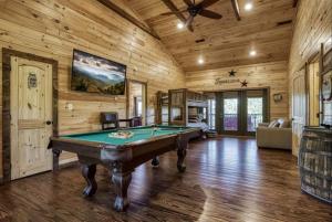 Timber Log Cabin Hot Tub,Pool Table Games MORE