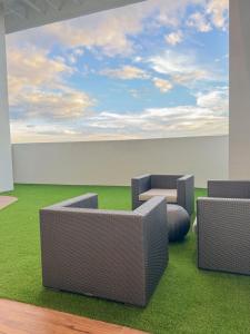 ESTUDIO LA VIDA at 38 Park Avenue - 5 minutes walk to Ayala Central Bloc, with Infinity Pool, Fast Wi-Fi, Gym, & City Views inside Cebu IT Park