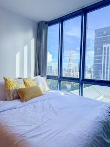 ESTUDIO LA VIDA at 38 Park Avenue - 5 minutes walk to Ayala Central Bloc, with Infinity Pool, Fast Wi-Fi, Gym, & City Views inside Cebu IT Park