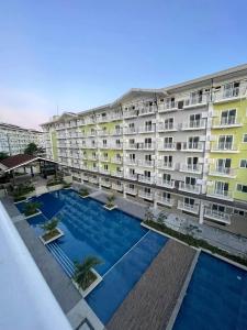 Cozy Staycation Near Cebu Airport with Pool & Gym , Free Wifi