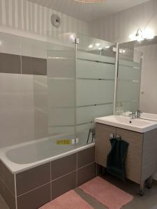 Appartements La Pessacaise conviviale Nice friendly apartment with Terrace Pessac Bordeaux : photos des chambres
