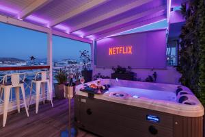 Central penthouse studio with Jacuzzi in Varkiza