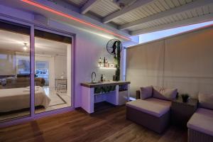 Central penthouse studio with Jacuzzi in Varkiza