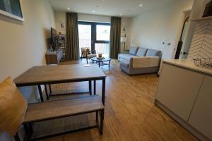 Stylish 1BR Flat with Gym & Workspace near Tube