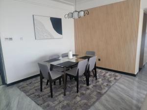 Executive elegantly furnished three bedroom apartment which features a swimming pool,fully equipped gym,designated child play area and a minute to major malls in kilimani