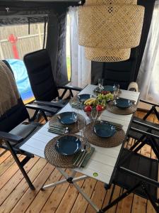 Przyczepa Coco Camp z klimatyzacją w Molo Surf