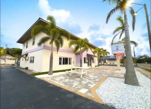 Stylish 1B1B Unit with kitchen and pool