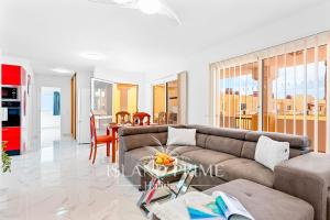 Holiday Relax in a Heated Pool Complex in the Center of Golf del Sur DM63