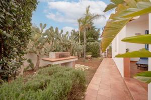 GuestHost - Villa near the Sea with Garden & Parking