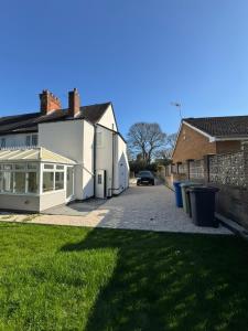 3 bedroom Home in chesterfield with front and back gardens