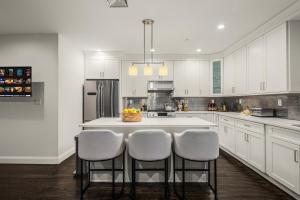 Stylish 3BR Designer Home in Harlem with Parking