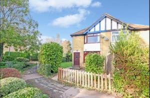 3-bed house with parking in CB1