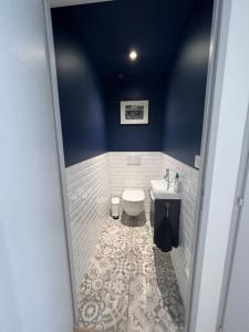 Studio tout confort climatisé avec jardinet, en centre bourg, proche plage, mer, La Rochelle et Chatelaillon