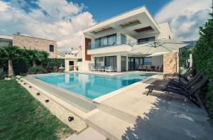 Villa Sea Star Luksuzna Vila uz More s Infinity Bazenom Kaštel Kambelovac