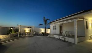 Salento Villa Cice, AC - WiFi - BBQ - parcheggio privato sorvegliato, due unità abitative indipendenti e giardino a due passi dal mare - Torre Ovo