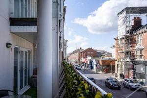 Modern 2Bedrooms with En Suites & Private Balcony