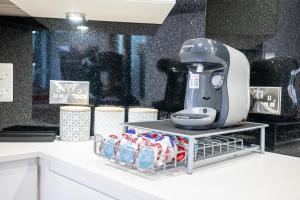 Modern 2Bedrooms with En Suites & Private Parking
