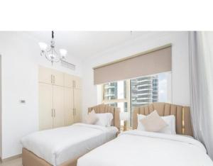 Dubai Marina-2Bedroom-3 balcony with view-direct acces to Marina Promenade