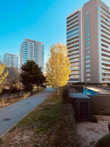 Bright & Fully Equipped 2BR Apartment, 3 min from Beach, Surrounded by Parks