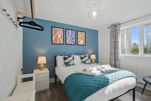 Spacious Victorian Flat with 2x Allocated Parking by StayByNumbers