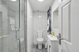 Spacious Victorian Flat with 2x Allocated Parking by StayByNumbers