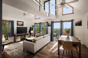 Chalet w Hot Tub Fire Pit Deck Grill & Games