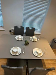 2 Beds Mint drive With Secure car Or Van Park w WiFi-Netflix No Deposit Required