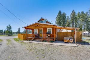 < 1 Mi to Lake Almanor: Home w Furnished Decks!