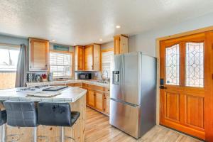 < 1 Mi to Lake Almanor: Home w Furnished Decks!