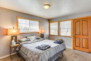 < 1 Mi to Lake Almanor: Home w Furnished Decks!