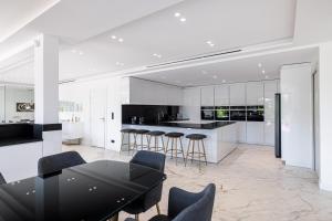 Villas VILLA PIBONSON - Villa d Exception a Mougins - Luxe, Piscine et Spa : photos des chambres