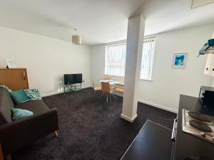 The Trafford Luxe , Garage Parking, Self Check-in Anytime - Perfect for Late Arrivals, Ultra- Fast Wi-Fi, 5 mins to Old Trafford Stadium