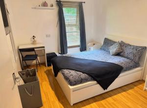 Bright & Cozy Double Room with great transport links