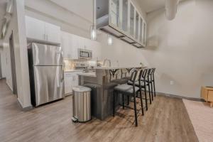 Luxurious Downtown 1 Bedroom