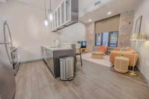 Luxurious Downtown 1 Bedroom