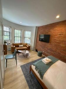 Peaceful Back Bay Studio