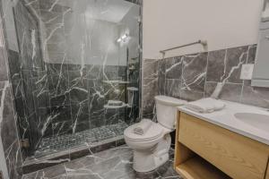 Charming 1 Bedroom Apt Laundry in Unit