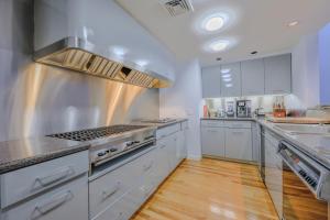 Luxurious Fenway 2BR Penthouse with Roof Decks