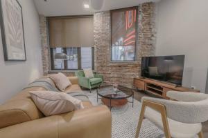 Stylish Downtown 2 Bedroom