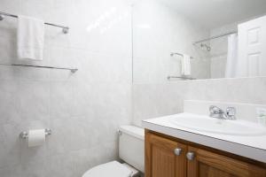 1 Bedroom in Heart of Theater District Walk Anywhere