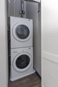 Unbeatable Location 4 bed Loft Parking Optional