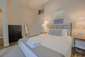 Unbeatable Location 4 bed Loft Parking Optional