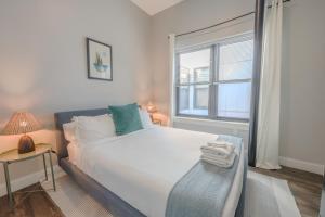 Unbeatable Location 4 bed Loft Parking Optional