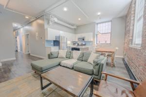 Lavishly Designed Home With Office Close to T