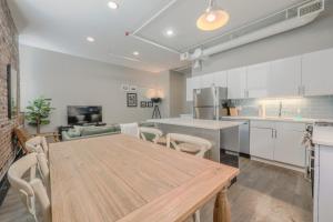 Lavishly Designed Home With Office Close to T