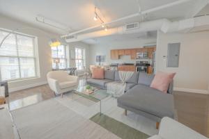 Bright and Bold 2 Bedroom unit Minutes from the T