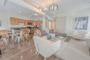 Bright and Bold 2 Bedroom unit Minutes from the T