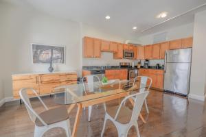 Bright and Bold 2 Bedroom unit Minutes from the T